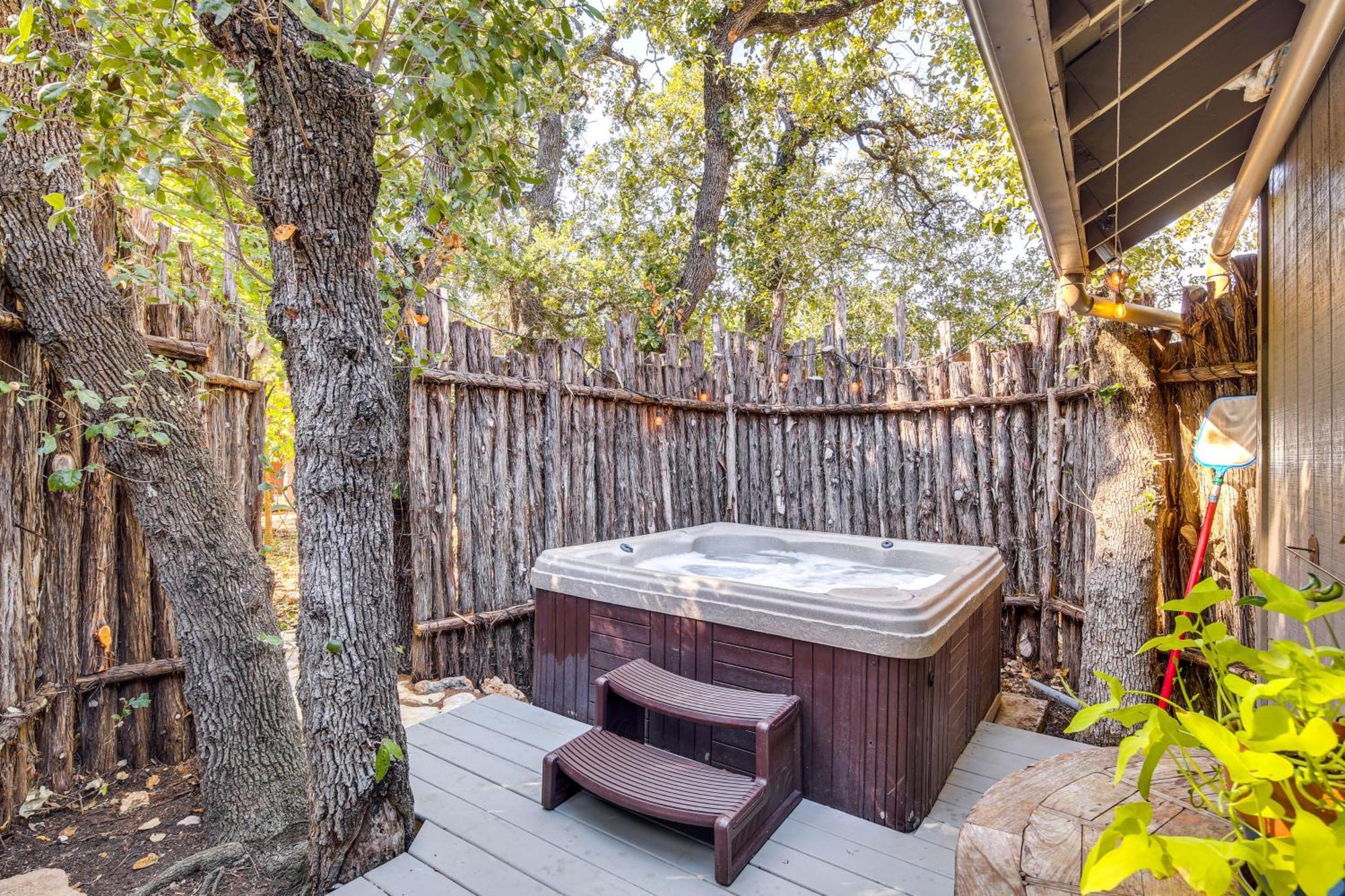 Pet-Friendly Wimberley Cabin With Fire Pit And Hot Tub Dış mekan fotoğraf